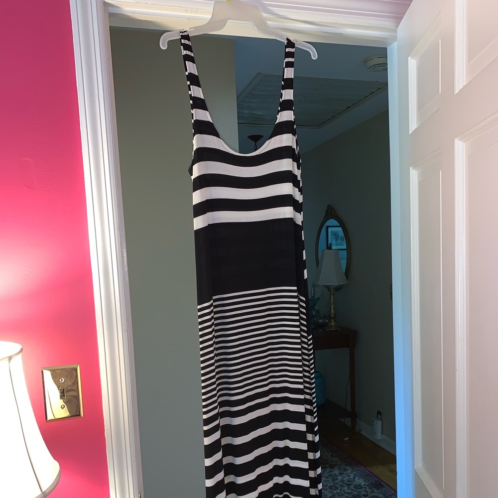 Black and white stripped maxi dress 🖤